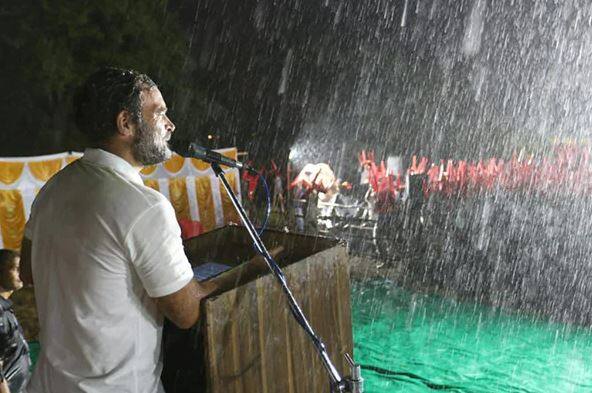 bharat jodo yatra congress rahul gandhi addresses people in mysore amid rain video  Video: ચાલુ વરસાદમાં પલળતા રાહુલ ગાંધીએ જનસભા સંબોધી