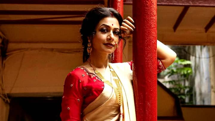 Koel Mallick Update: শুরুর দিন থেকেই বাবা রঞ্জিত মল্লিক, স্বামী নিসপাল সিং রানে, ছোট্ট ছেলে কবীর আর মাকে নিয়ে মল্লিকবাড়ির পুজোর মধ্যমণি কোয়েল মল্লিক।