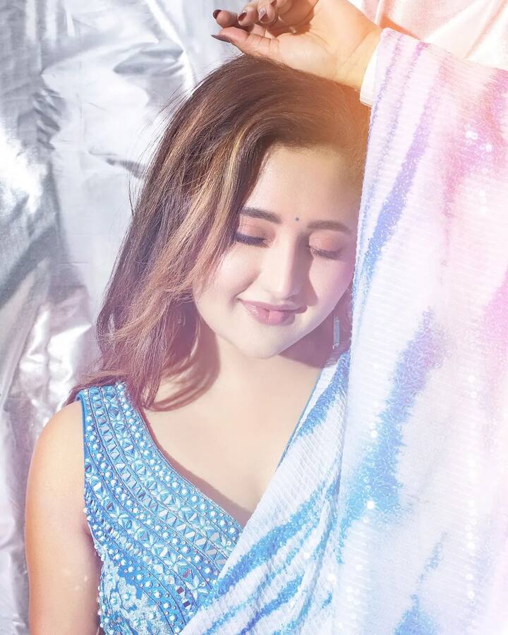 विशेषतः तिचा स्टायलिश लूक लोकांचं लक्ष तिच्याकडे वेधून घेतो.(फोटो सौजन्य :imrashamidesai/इंस्टाग्राम)