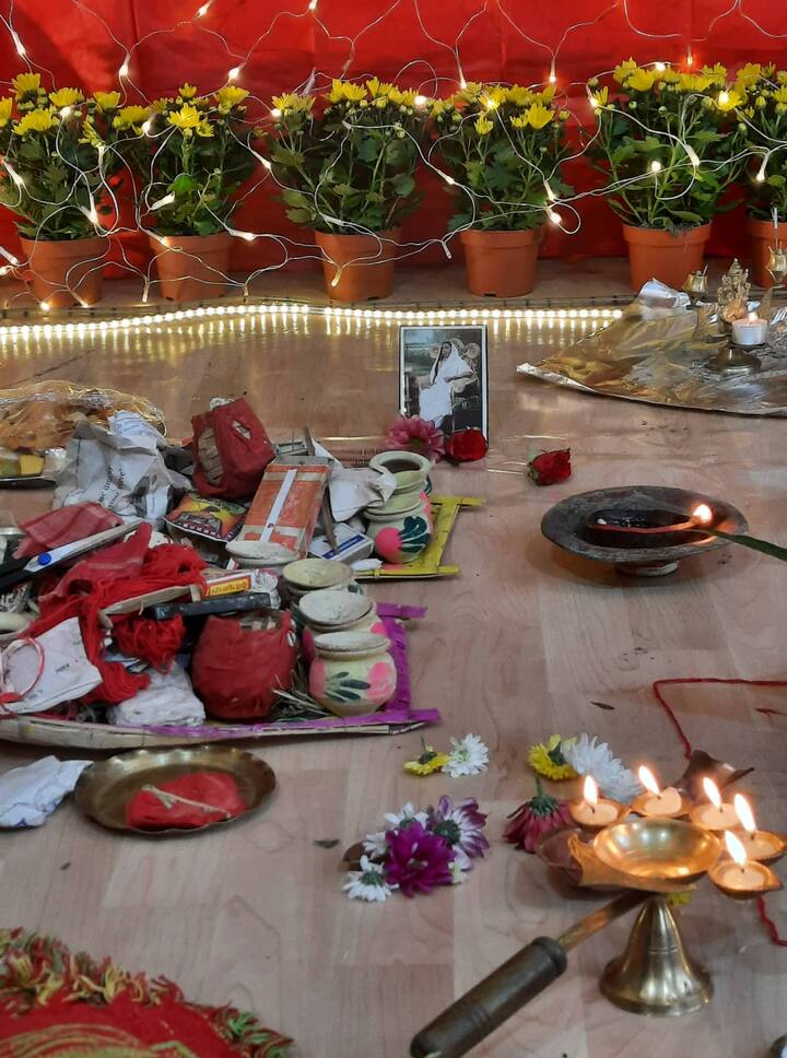 ঢাকের তালে উৎসবের-সুর। আকাশে বাতাসে পুজোর গন্ধ ভরপুর। উৎসবের এই দিনে স্টুটগার্ট আর বাংলা যেন মিলেমিশে একাকার। স্টুটগার্টের প্রথম পুজো হিসেবে আত্মপ্রকাশ করে এই পুজো। মূল উদ্যোক্তা স্টুটগার্টের গঙ্গোপাধ্যায় পরিবার।