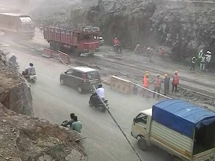 पुण्यातल्या चांदणी चौकातला पूल पाडून जवळपास 10 तास उलटल्यानंतर आता वाहतूक सुरु करण्यात आली आहे.