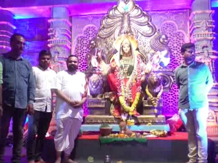 सगळीकडे नवरात्रोत्सवाला सुरुवात झाली आहे. भाविक अगदी भक्तिभावाने देवीची पूजा करतायत.
