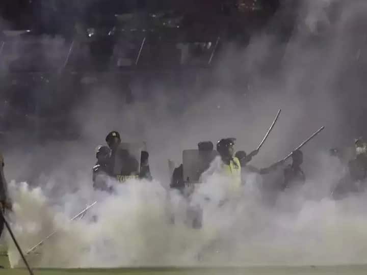 इंडोनेशिया के ईस्ट जावा प्रांत के कंजरुहान स्टेडियम में यह हादसा हुआ. यहां BRI लीग का मैच खेला जा रहा था. अरेमा एफसी और पर्सेबाया सुरबाया के बीच हुए इस मैच में अरेमा की हार हुई थी. अरेमा फुटबॉल क्लब के फैंस इस हार को बर्दाश्त नहीं कर सके और मैदान पर आ गए.