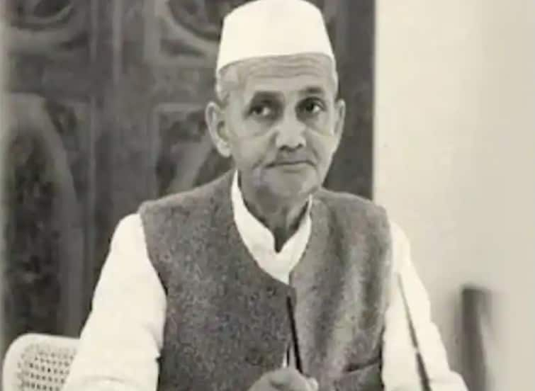 lal bahadur shastri jayanti 2022 being prime minister had to take loan Lal Bahadur Shastri Jayanti 2022: ਪ੍ਰਧਾਨ ਮੰਤਰੀ ਹੁੰਦੇ ਹੋਏ ਵੀ ਲੈਣਾ ਪਿਆ ਸੀ ਕਰਜ਼ਾ, ਪਾਕਿਸਤਾਨ ਦੇ ਰਾਸ਼ਟਰਪਤੀ ਨੂੰ ਮਿਲਣ ਤੋਂ ਬਾਅਦ ਹੋਈ ਸੀ ਸ਼ੱਕੀ ਮੌਤ