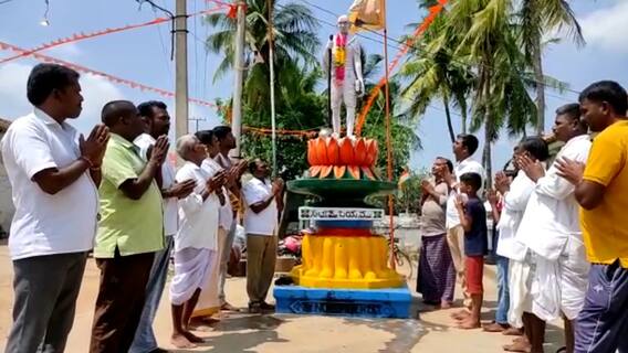 Mahatma Gandhi: నిజామాబాద్ జిల్లాలోని ఓ గ్రామం వారికి మహాత్మా గాంధీజీ దైవం