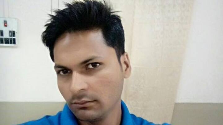 ২৮ বছর বয়সি মুকেশ কুমারের জন্ম বিহারের গোপালগঞ্জে। তবে বছর দশেক আগেক তিনি বাংলায় চলে আসেন। ট্যাক্সিচালক বাবার সন্তান মুকেশ ২০১৫-১৬ রঞ্জি মরসুমে বাংলার হয়ে অভিষেক ঘটান মুকেশ।