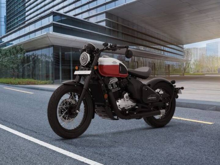 बाईकमध्ये संपूर्ण डिजिटल वर्तुळाकार इन्स्ट्रुमेंट क्लस्टर आहे. ज्यावर ट्रिप, मायलेज, स्पीड, गियर नंबर यासह अनेक प्रकारची माहिती उपलब्ध आहे.