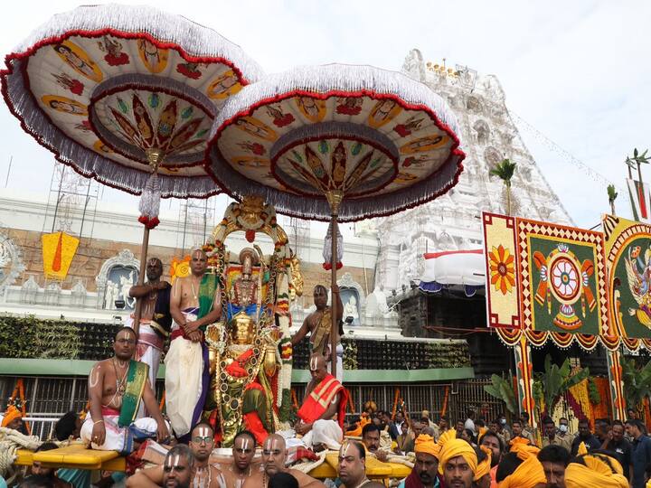 సాలకట్ల బ్రహ్మోత్సవాల్లో స్వామివారి ఊరేగింపు