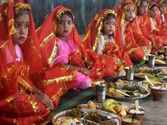 કન્યા પૂજામાં 9 કુમારીઓને લાલ રંગની ચુનરી, મેકઅપની વસ્તુઓ, નારિયેળ અને ચોખા ભેટમાં આપો. એવું કહેવાય છે કે. બાલિકાઓને આપવામાં આવેલી આ ભેટને માતા દેવી સીધી સ્વીકારે છે. એવું માનવામાં આવે છે કે જ્યારે પુત્રી વિદાય કરે છે, ત્યારે ચોખા ભેટમાં આપવામાં આવે છે. જેના કારણે ઘરમાં લક્ષ્મીનો વાસ રહે છે.