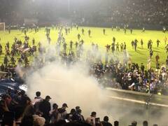 Photos: फुटबॉल...फैंस...दंगा...और 170 से ज्यादा मौत, तस्वीरों में देखें इंडोनेशिया में हुए फुटबॉल मैच के दिल दहला देने वाले दृश्य