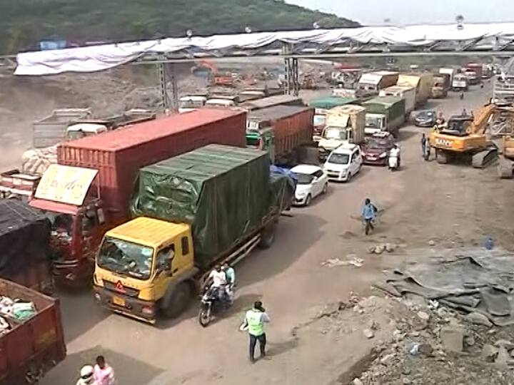 जेसीबी आणि पोकलेनच्या मदतीनं हे काम सुरु आहे. स्वतः जिल्हाधिकारी या कामावर लक्ष ठेवून आहेत. पुण्यातल्या चांदणी चौकातला पूल पाडल्यानंतर तब्बल 10 तासांनी ढिगारे हटवण्यात आले आणि वाहतूक दोन्ही बाजूंनी सुरु करण्यात आलीय. त्यानंतर मुंबई-बंगळुरू महामार्गावरची वाहतूक सुरु करण्यात आली. पूल पाडण्याआधी या चांदणी चौकातील वाहतूक बंद करण्यात आली होती.