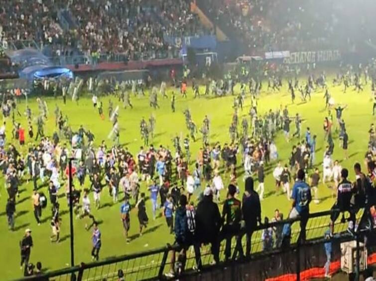 Indonesia Football Fans Clash in football match, 129 people died, 180 injured ਫੁੱਟਬਾਲ ਮੈਚ 'ਚ ਖੂਨੀ ਝੜਪ, 129 ਲੋਕਾਂ ਦੀ ਮੌਤ, 180 ਜ਼ਖਮੀ