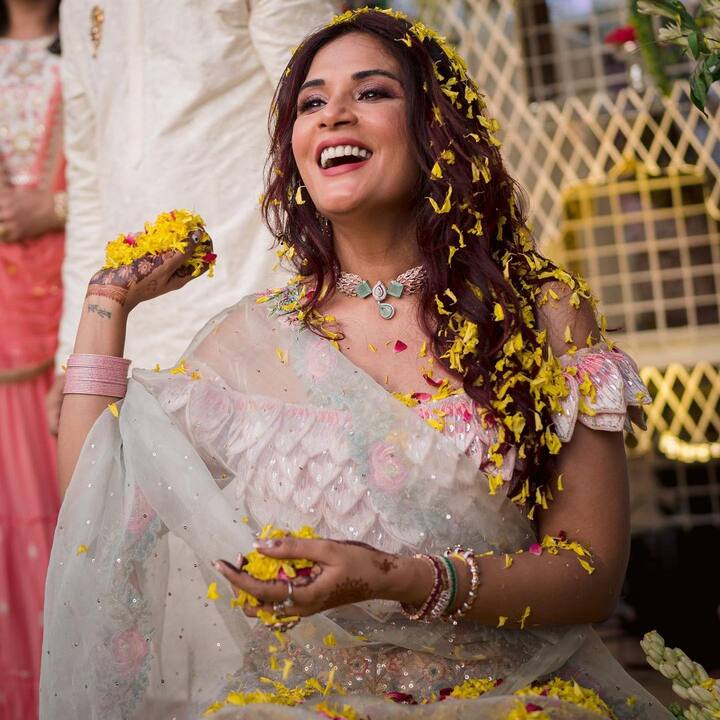 इतना ही नहीं शादी की खुशी अली फजल और ऋचा के चेहरे पर किस कदर छाई हुई हैं, उसे आप इन फोटो में देख सकते हैं.