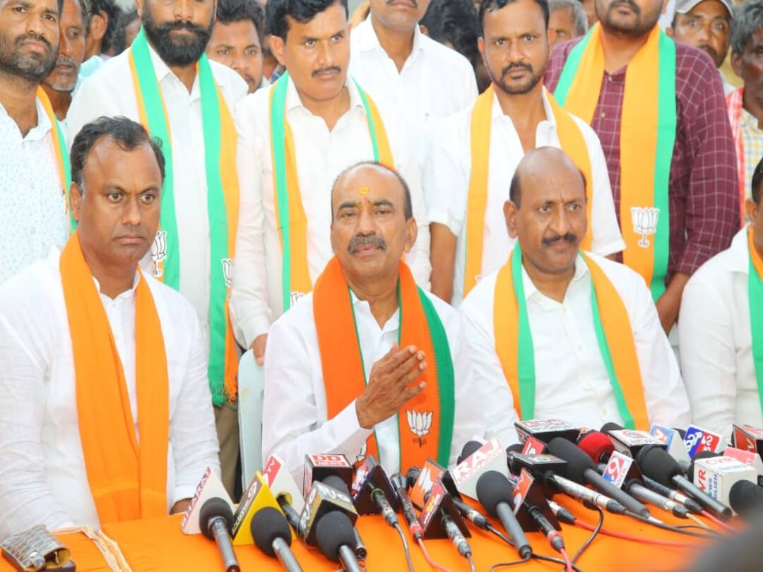 Etela Rajender : వీఆర్ఏల శవాల మీద విమానం కొంటారా?, టీఆర్ఎస్ కు వందల కోట్ల ఫండ్ ఎలా వచ్చింది- ఈటల రాజేందర్ Munugode bypoll bjp mla Etela rajender fires on CM KCR demands clarification on trs funds DNN Etela Rajender : వీఆర్ఏల శవాల మీద విమానం కొంటారా?, టీఆర్ఎస్ కు వందల కోట్ల ఫండ్ ఎలా వచ్చింది- ఈటల రాజేందర్