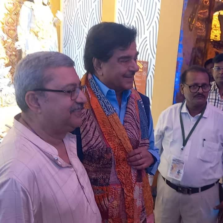 শ্রীরামপুরে গাঁধী ময়দানে সাংসদ কল্যাণ ব্যানার্জির দুর্গাপুজোয় এলেন আসানসোলের সাংসদ শত্রুঘ্ন সিনহা। ৫ ও ৬ এর পল্লির গাঁধীমাঠের পুজোয় একসঙ্গে ঢাক বাজাতেও দেখা যায় তাঁদের।