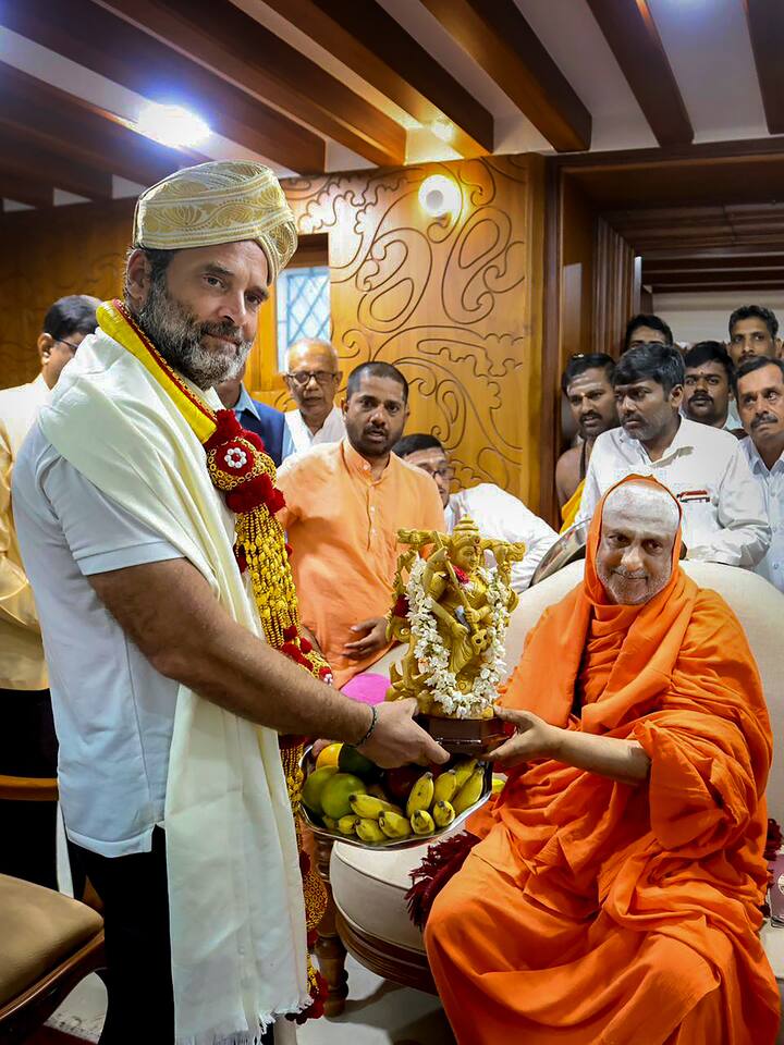 কংগ্রেসের এই পদযাত্রায় বিভিন্ন ধর্মস্থানে যাচ্ছেন রাহুল। বিজেপির বিরুদ্ধে হিংসা, বিভাজনের অভিযোগ তুলে সম্প্রীতির প্রচারও এই কর্মসূচির অন্যতম দিক বলে জানিয়েছে কংগ্রেস। এদিন কর্নাটকের সুত্তুর মঠে সাধক শিবরাত্রি দেশিকেন্দ্র স্বামীজির সঙ্গে দেখা করেন রাহুল। ছবি: পিটিআই