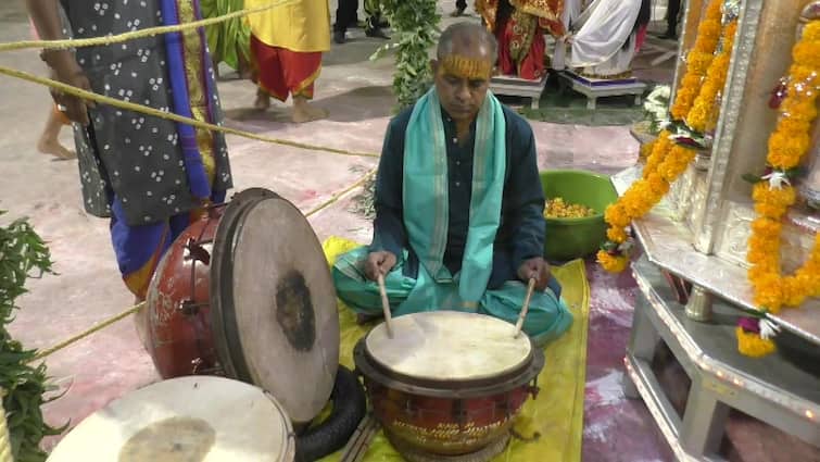 Navratri Culture: From 330 years Navratri celebrates with out loud speaker in Jamnagar Navratri Culture: જામનગરમાં 330 વર્ષથી  લાઉડ-સ્પીકર કે સંગીતનાં વાજિંત્રો વગર માત્ર 'નોબત'ના તાલે ઉજવાય છે નવરાત્રી, પુરુષો રમે છે ગરબી