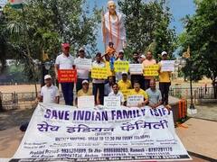 झारखंड: पत्नियों से प्रताड़ित पुरुषों ने बापू की प्रतिमा के पास दिया धरना, बयां किया दर्द 