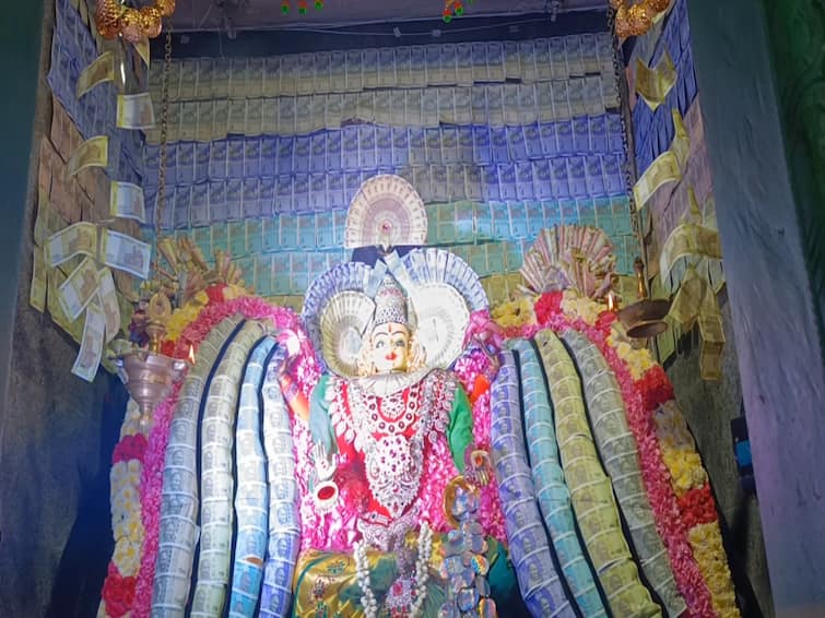kanchipuram Sevilimedu naga durgai amman arulpeedam navaratri 2022 celebration Navratri : காஞ்சிபுரம் நவராத்திரி விழா : நாகதுர்க்கை அம்மனுக்கு ரூபாய் நோட்டுகளால் அலங்காரம்.. திரண்டு தரிசித்த மக்கள்..