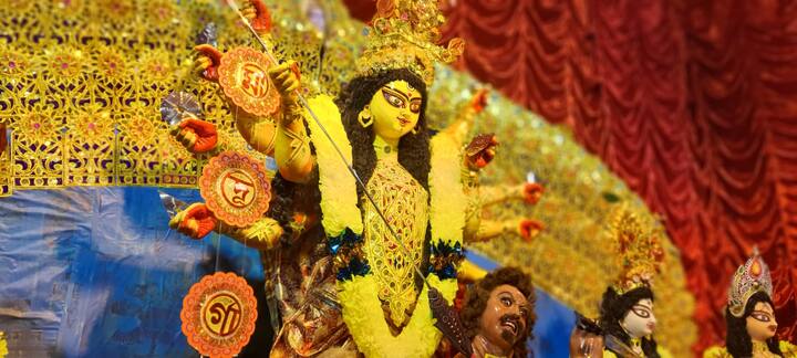 প্রতিমার রূপ এখানে সাবেকি। একচালচিত্রে সমগ্র পরিবার নিয়ে তিনি এই মন্ডপে বিরাজমান।