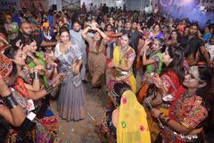 PHOTO: 'बिग बॉस' फेम रुपाली भोसलेनं धरला रास दांडियात ठेका