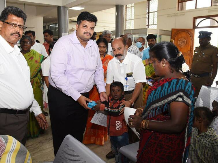 people grievance day meeting at the collector office கரூர் மக்கள் குறைதீர்க்கும் நாள் கூட்டம்; 321 மனுக்கள் பெறப்பட்டது