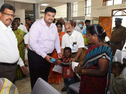 people grievance day meeting at the collector office கரூர் மக்கள் குறைதீர்க்கும் நாள் கூட்டம் 321 மனுக்கள் பெறப்பட்டது