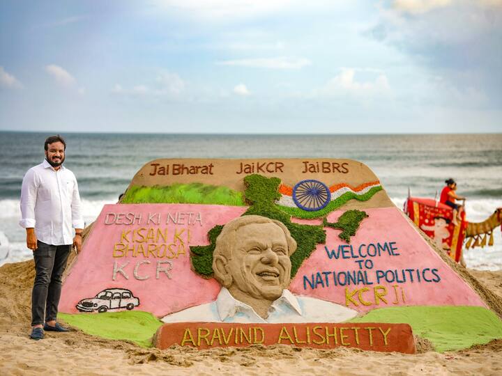 Odisha Puri beach CM KCR Sand art welcomes to national politics quotation DNN KCR Sand Art : కేసీఆర్ దేశ్ కీ నేత, పూరీ తీరంలో సైకత శిల్పం