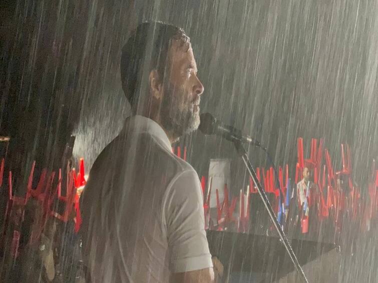 Watch Crowd cheers as Rahul Gandhi addresses rally amid heavy rains in Mysuru Rahul Gandhi : கொட்டும் மழையிலும் சிலிர்க்க வைத்த பேச்சு..! மைசூரில் மாஸ் காட்டிய ராகுல்காந்தி..!