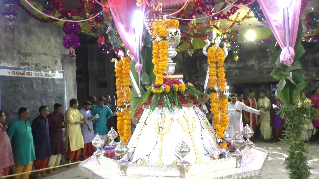 Navratri Culture: જામનગરમાં 330 વર્ષથી  લાઉડ-સ્પીકર કે સંગીતનાં વાજિંત્રો વગર માત્ર 'નોબત'ના તાલે ઉજવાય છે નવરાત્રી, પુરુષો રમે છે ગરબી