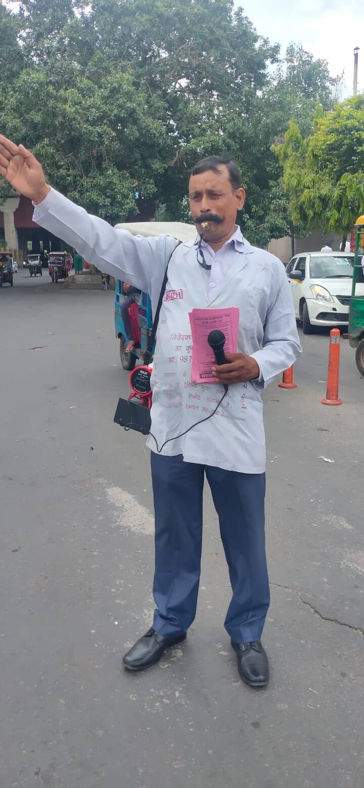 डॉ कृष्णा यादव बताते हैं इसके बाद वो रुके नहीं और अगले ही दिन से सड़कों से ट्रैफिक हटाने का काम करने लगे. उन्होंने बताया कि यह सफर आसान नहीं रहा है क्योंकि ना तो उनके पास पुलिस की वर्दी है और ना ही कोई ट्रेनिंग थी लेकिन मन में हौसला था की अब  लोगों की मदद करनी है. उन्होंने बताया कई ऐसे भी मौके आए जब कई बार लोगों ने उन्हें बहुत सपोर्ट किया तो वहीं कई बार उनसे बदतमीजी से भी बात की. अपने परिवार के बारे में बताते हुए डॉक्टर बताते हैं कि शुरुआत में उनका परिवार उन्हें सपोर्ट नहीं कर रहा था लेकिन धीरे-धीरे जब उन्होंने उनके इरादों को समझा तो अब उनका पूरा परिवार उन्हें सपोर्ट कर रहा है.