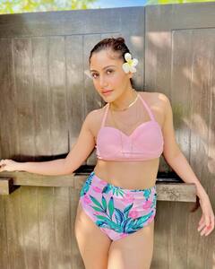 Surbhi Chandna Pics: સુરભિ ચંદનાનો હોટ બિકિની અંદાજ, જુઓ વાયરલ તસવીરો