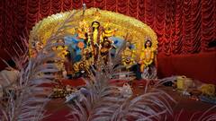 Durga Pujo: সাদা খড়ির আলপনা, সাবেকি প্রতিমা; রজত জয়ন্তী বর্ষে চিরন্তনী ঐতিহ্যের ছোঁয়া বারাসাত রোড ৪র্থ লেন অধিবাসীবৃন্দের পুজোয়