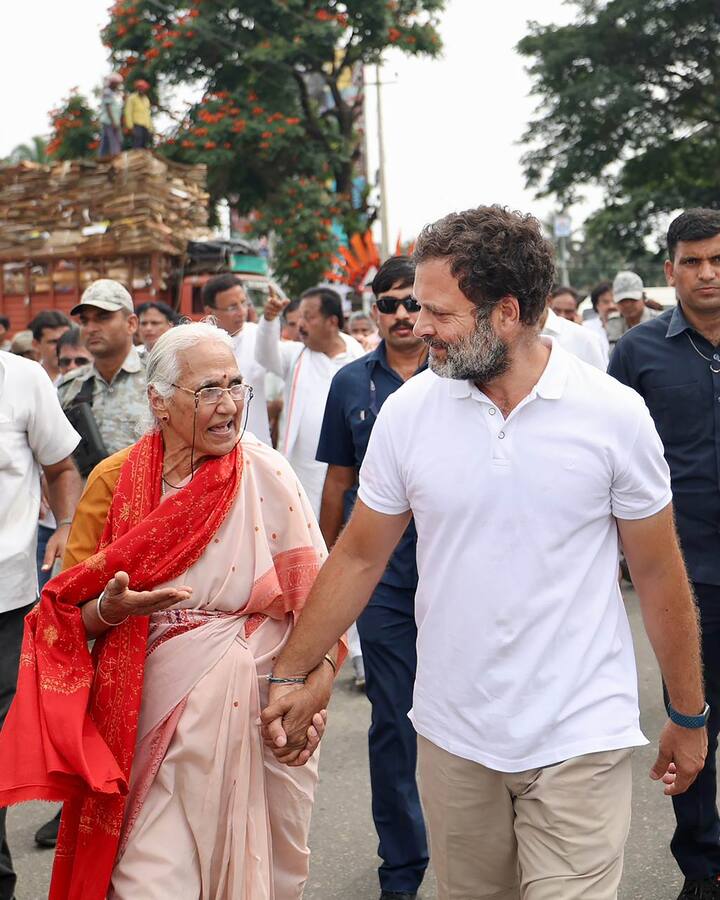 এক বৃদ্ধা সমর্থকের সঙ্গে কথোপকথনে রাহুল গাঁধী।  তাঁর হাত ধরে কথা বলতে দেখা যায় রাহুলকে। কর্নাটকের পদযাত্রার একফাঁকে। ছবি: পিটিআই