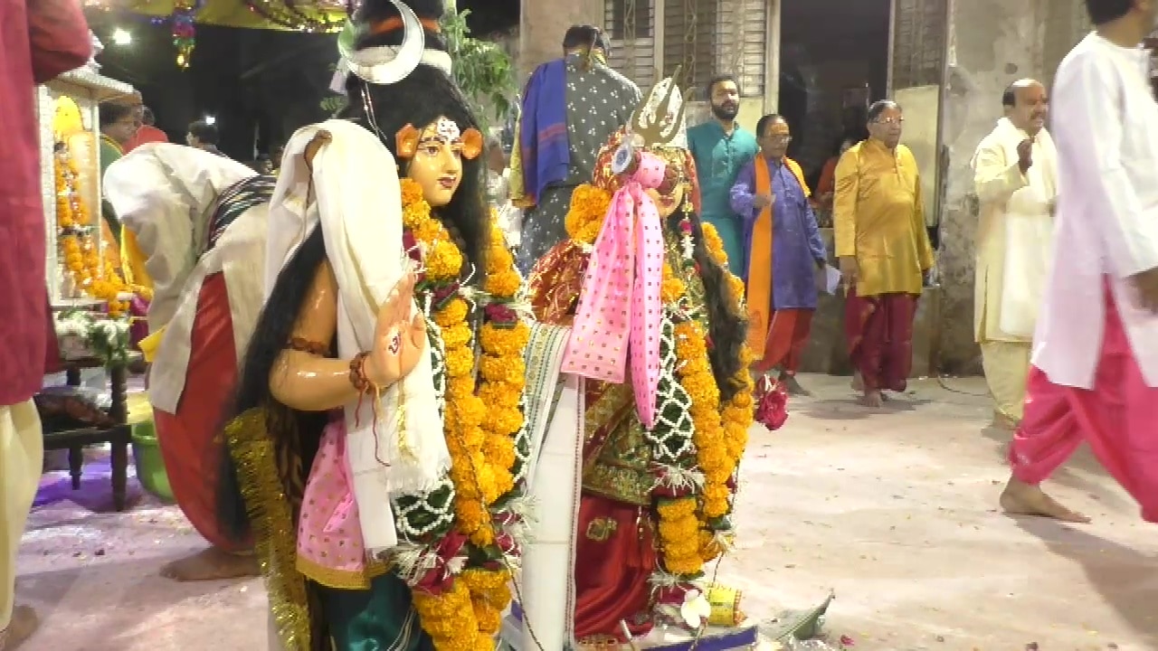 Navratri Culture: જામનગરમાં 330 વર્ષથી  લાઉડ-સ્પીકર કે સંગીતનાં વાજિંત્રો વગર માત્ર 'નોબત'ના તાલે ઉજવાય છે નવરાત્રી, પુરુષો રમે છે ગરબી