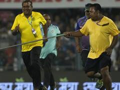 IND vs SA: कभी मैदान में सांप तो कभी फ्लड लाइट्स बंद, देखें गुवाहाटी T20I की कुछ चुनिंदा तस्वीरें