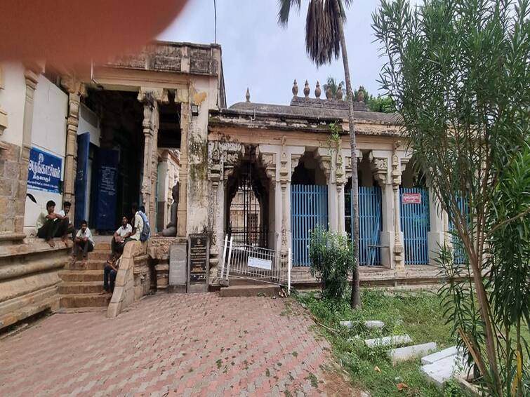 Thiagaraja Temple West Gopura Gate Walkway Mandapam Cracked - Devotees Request Repair தியாகராஜர் கோயில் மேற்கு கோபுர வாசல் நடைபாதை மண்டபம் விரிசல் -  சீரமைக்க பக்தர்கள் கோரிக்கை