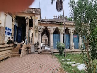 தியாகராஜர் கோயில் மேற்கு கோபுர வாசல் நடைபாதை மண்டபம் விரிசல் -  சீரமைக்க பக்தர்கள் கோரிக்கை