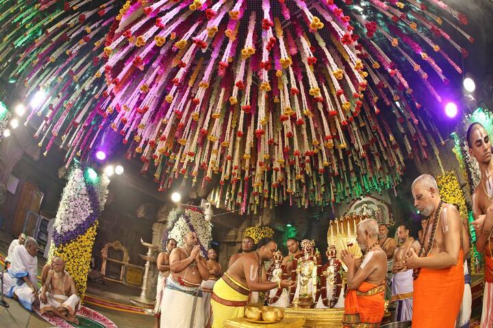 శ్రీనివాసుడి బ్రహ్మోత్సవాల్లో బంగారు గొడుగు ఉత్సవం