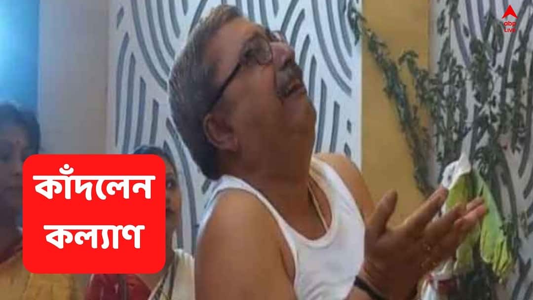Durga Puja 2022: TMC MP Kalyan Banerjee got emotional at puja,  breaks down in tears Durga Puja 2022: সন্ধিপুজোয় আবেগপ্রবণ কল্যাণ, কেঁদে ভাসালেন তৃণমূল সাংসদ