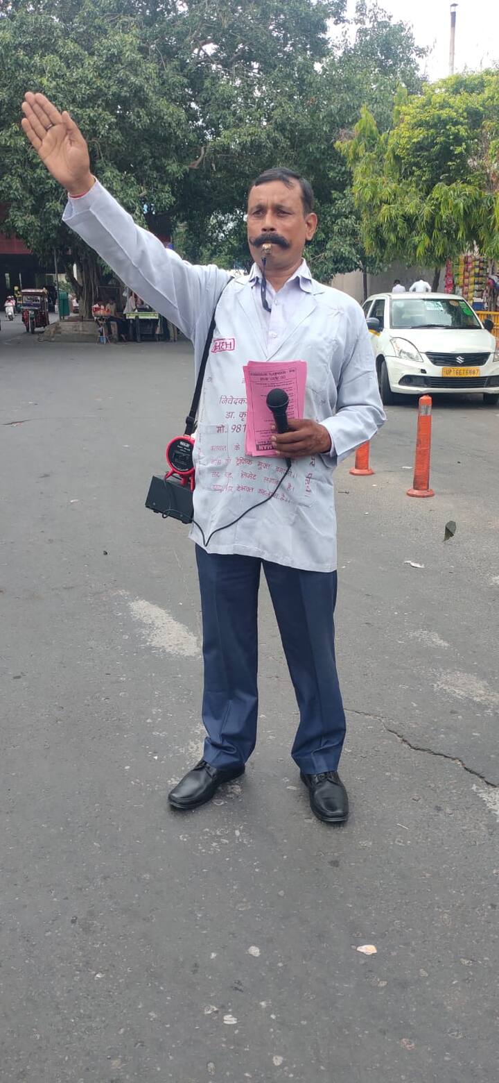 डॉ कृष्णा यादव आज नोएडा ट्रैफिक पुलिस के साथ मिलकर कई स्कूलों में बच्चों को ट्रैफिक नियमों के बारे में समझाने का भी काम करते हैं. उनके वर्कशॉप भी आयोजित किए जाते हैं.  वह फिर यही कहते हैं कि यह काम आसान नहीं था 11 साल पहले शुरू किए इस काम को करना किसी चुनौती से कम नहीं था. वह भी तब जब उनके खुद के बच्चे भी स्कूल जाते थे. कई बार भारी बारिश हो या तेज धूप पड़ रही हो तब भी वो लाउडस्पीकर और माइक लिए अपना काम करते रहे. कृष्ण यादव बताते हैं कि नोएडा में कुछ सालों पहले तक यूटर्न की बड़ी समस्या थी क्योंकि शहर में गाड़ियां तो बहुत ही लेकिन यूटर्न नहीं बने हुए थे जिससे ट्रैफिक की समस्या काफी बढ़ जाती थी लेकिन अब कई जगह यूटर्न बनने से लोगों को आने जाने में आसानी होने लगी है. वहीं अपने सफर के बारे में बताते हुए उन्होंने कहा कि उन्होंने कई चौराहों पर अब तक काम किया है और फिलहाल वह सेक्टर 56 के चौराहे पर शाम में 3 घंटे काम करते है.