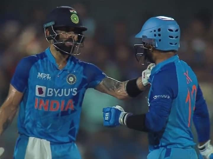 Virat Kohli denies to take strike for complete Fifty Kohli wants Dinesh Karthik to keep hitting Watch: आखिरी ओवर में फिफ्टी से एक रन दूर थे कोहली, स्ट्राइक देना चाहते थे कार्तिक और फिर...