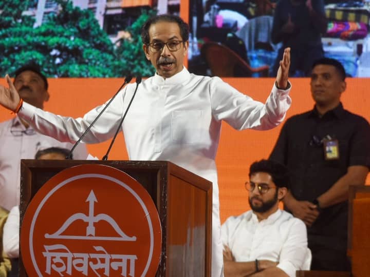 Maha Politics: उद्धव ठाकरे को एक और झटका, बेटे आदित्य के विधानसभा क्षेत्र से 100 पार्टी वर्कर्स शिंदे कैंप में शामिल Maharashtra Politics Setback For Uddhav Thackeray Worli MLA Shiv Sena Aaditya Thackeray 100s Workers Joined Eknath Shinde Maha Politics: उद्धव ठाकरे को एक और झटका, बेटे आदित्य के विधानसभा क्षेत्र से 100 पार्टी वर्कर्स शिंदे कैंप में शामिल