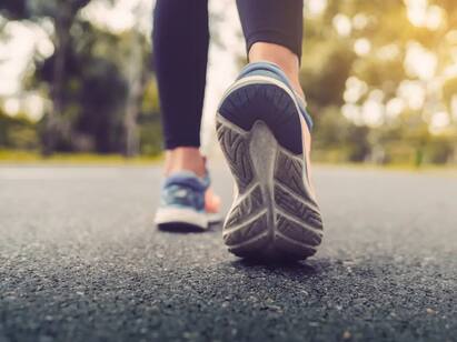 5 ways to walk to slow down ageing get more out of daily walks Walking : See இதுதான் பிரச்சனையே.. இந்த வகை ’வாக்கிங்’ மட்டும் சரியா ஃபாலோ பண்ணுங்க..