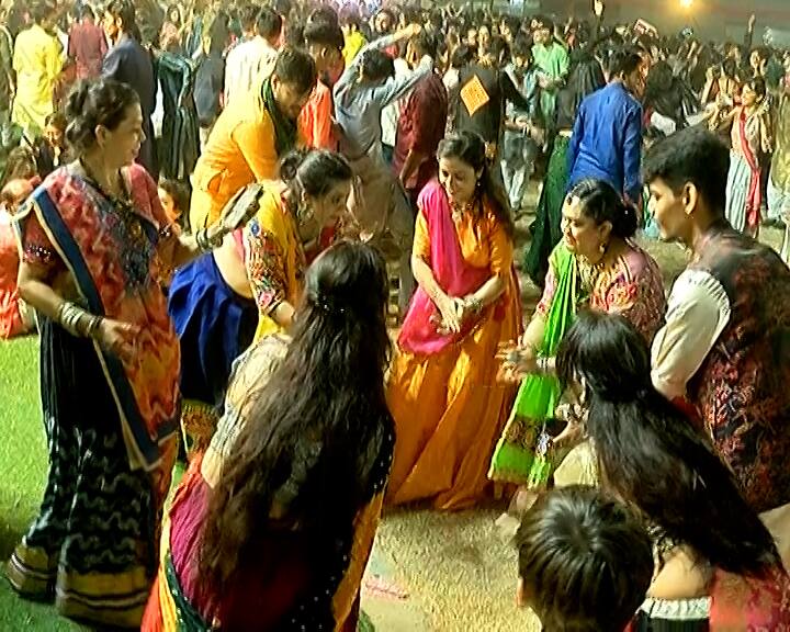 સાતમા નોરતાએ અમદાવાદમાં ખેલૈયાઓ મન મુકીને ગરબે રમ્યા હતા.