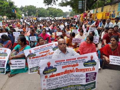 Teachers who have passed TNTET are on hunger strike in Valluvar kottam TNTET தேர்வில் தேர்ச்சி பெற்ற ஆசிரியர்கள்  உண்ணாவிரதப் போராட்டம்