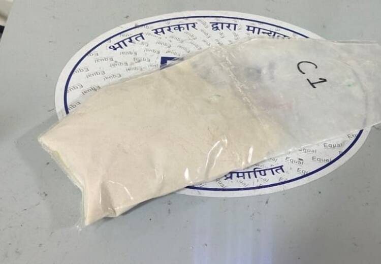 Cocaine Smuggling: एक ने अंडरगारमेंट में छिपाया तो दूसरे ने सैंडल में, हफ्तेभर के भीतर मुंबई एयरपोर्ट पर 14 करोड़ का कोकीन जब्त Cocaine worth Rs 14 crore hidden in undergarments and sandals seized at Mumbai airport within a week Cocaine Smuggling: एक ने अंडरगारमेंट में छिपाया तो दूसरे ने सैंडल में, हफ्तेभर के भीतर मुंबई एयरपोर्ट पर 14 करोड़ का कोकीन जब्त
