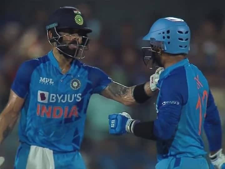Video Viral: virat kohli denies to take strike for complete fifty from dinesh karthik Watch: છેલ્લી ઓવરમાં કાર્તિકે કોહલીને કહ્યુ તારી ફિફ્ટી પુરી કરી લે, તો વિરાટે આપ્યુ આવુ રિએક્શન, જુઓ વાયરલ વીડિયો......