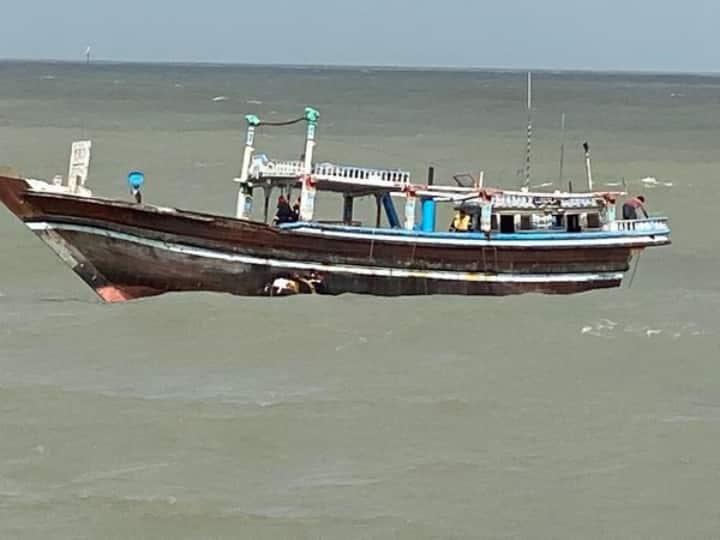 BSF Seizes Pakistani Fishing Boat From Gujarat Kutch Area Pakistani Boat: BSF ने गुजरात के कच्छ से पाकिस्तानी नाव को किया जब्त, मछुआरे हुए फरार