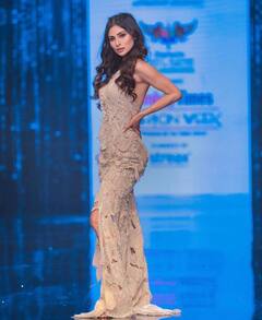 रैंप पर कटे फटे कपड़ों में वॉक करती दिखीं Mouni Roy, उर्फी के स्टाइल को दी तगड़ी टक्कर